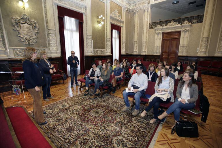 La Presidenta de la Diputación Provincial de Palencia, Ángeles Arimisén, saluda a los nuevos trabajadores sociales de los CEAS de la provincia