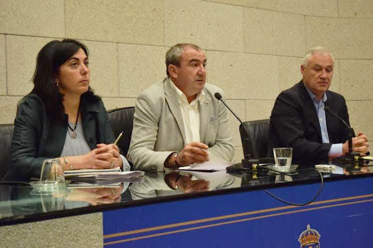 El presidente de la diputación, el socialista Darío Campos, comparece junto a Elena Candia del PP y el diputado díscolo Manuel Martínez para presentar el acuerdo de presupuestos