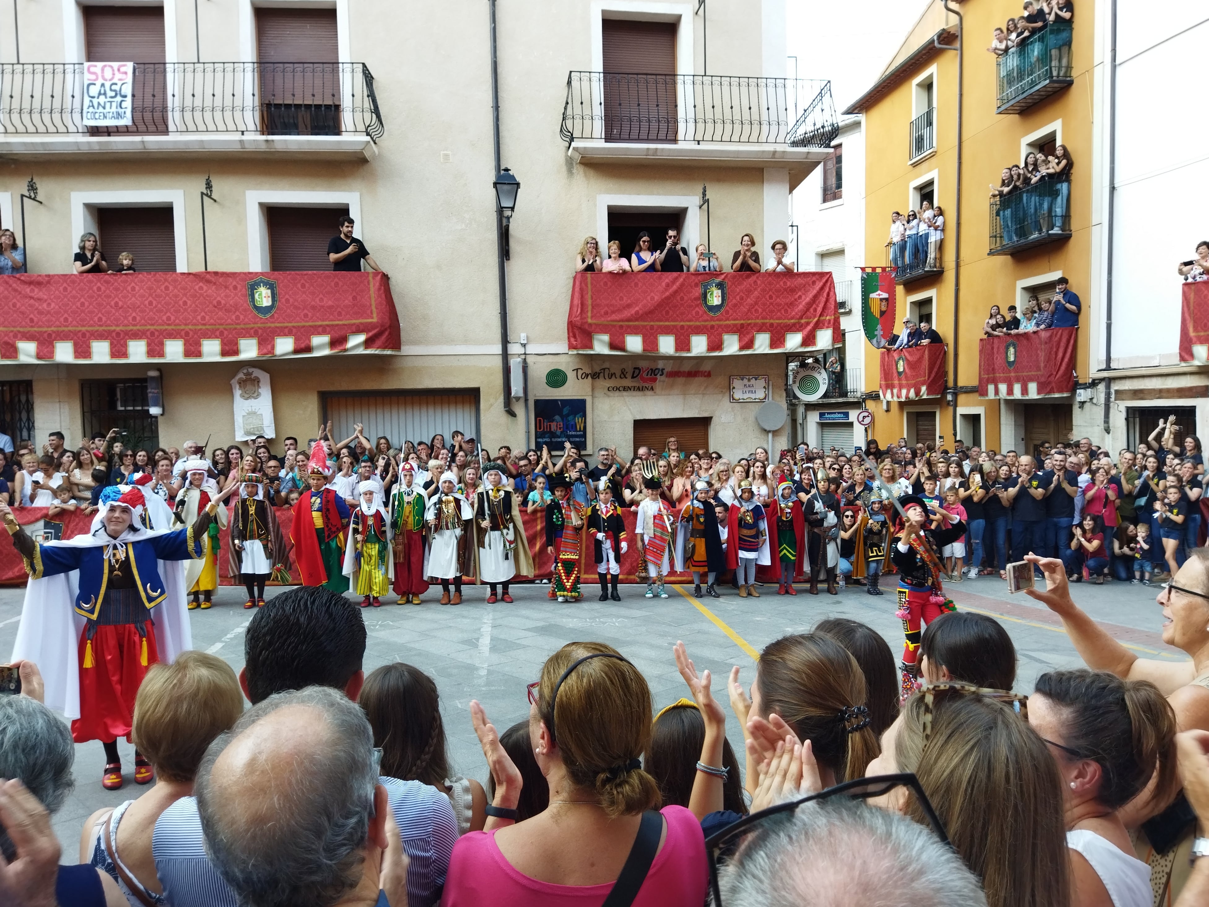 Las niñas y los niños que han representado a las 16 filaes de Cocentaina en la Publicació.