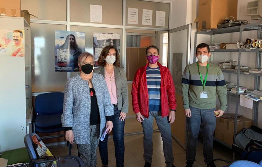 La concejala de Participación Ciudadana, Eva Funes, junto a representantes de las asociaciones 'Mujeres progresistas' y 'Arco Iris'.