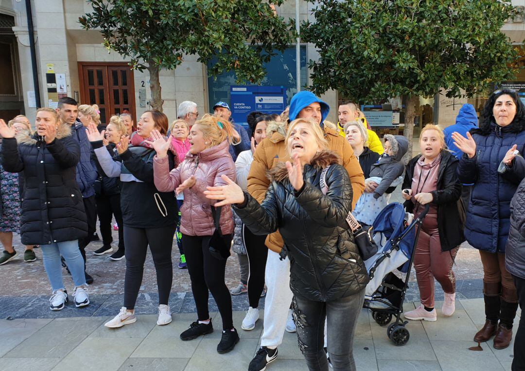 Protesta de los vecinos del barrio de La Paz de Granada esta semana ante el Ayuntamiento de la capital por los continuos cortes de luz en la zona