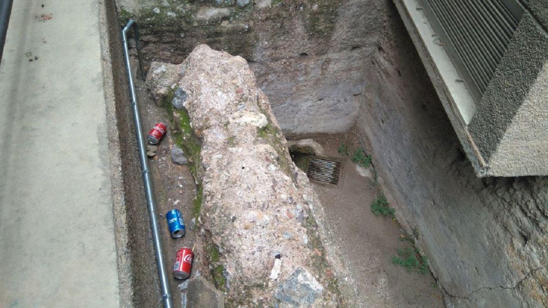 Así está el tramo de muralla de la Calle Sagasta, con basura y parte del muro desprendido