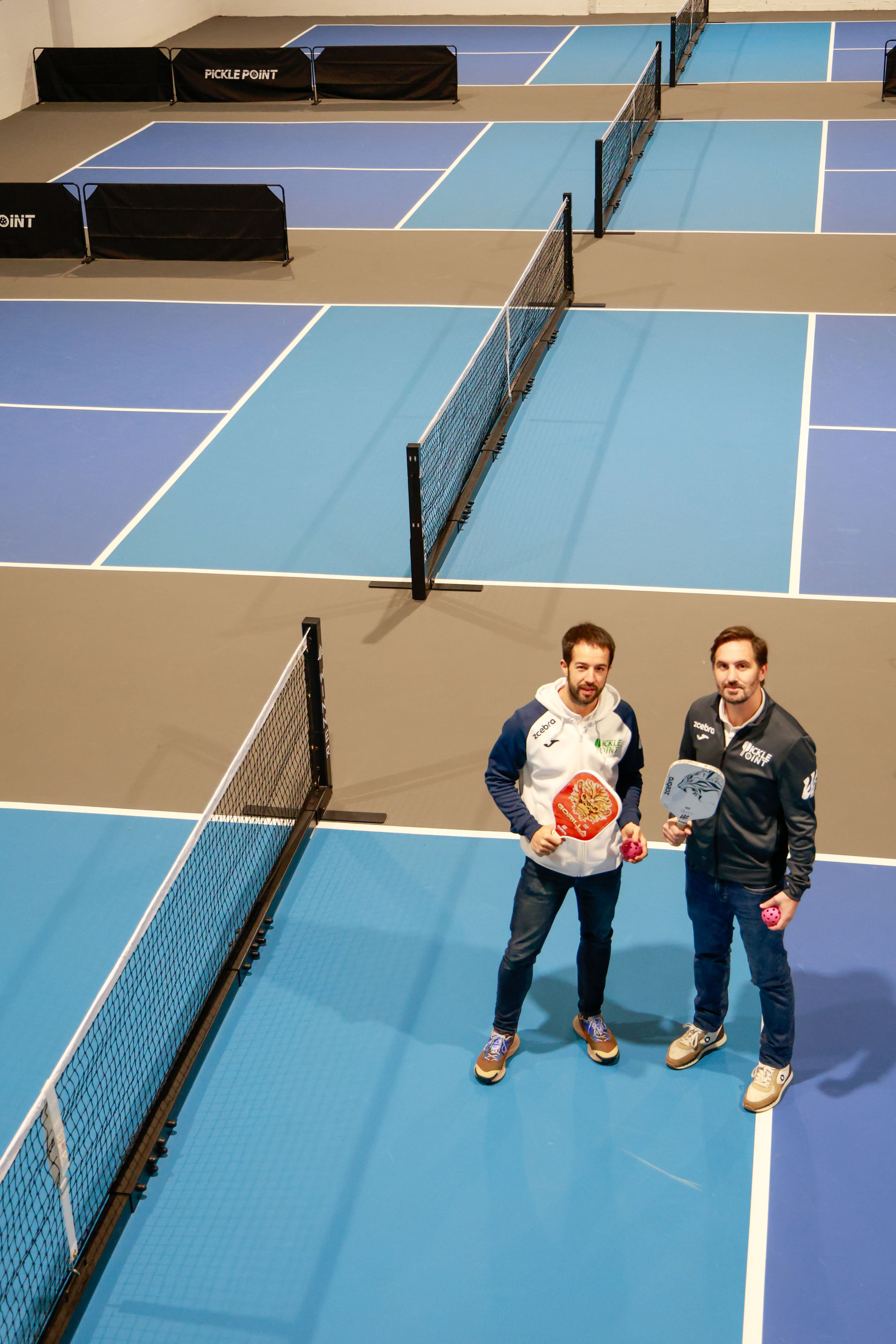 FERROL, 21/12/2024.- Asís Garrido y Jaime Alcalá posan en el centro cubierto de pickleball en pleno polígono de A Gándara (foto: Kiko Delgado / EFE)