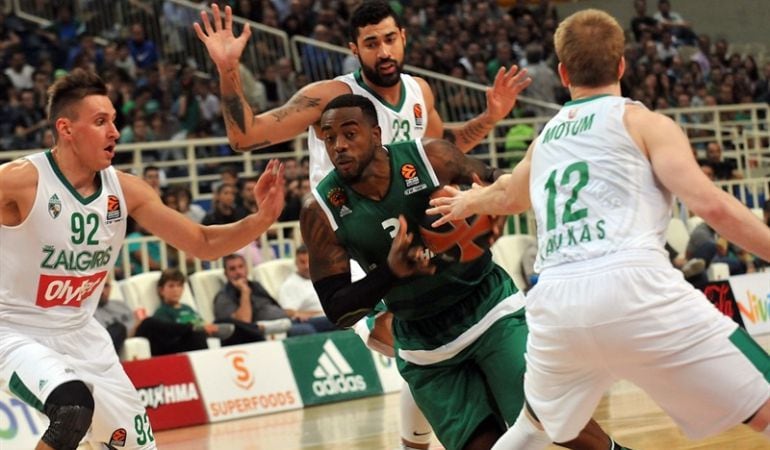 Tres jugadores del Zalgiris tratan de parar a KC Rivers en la derrota que sufrieron ante el Panathinaikos en la primera jornada.