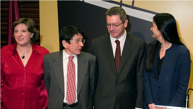 Imagen de la presentación de la 67 edición de la Feria del Libro de Madrid. Gallardón junto a Pilar Gallego y el director de la Feria, Teodoro Sacristán.