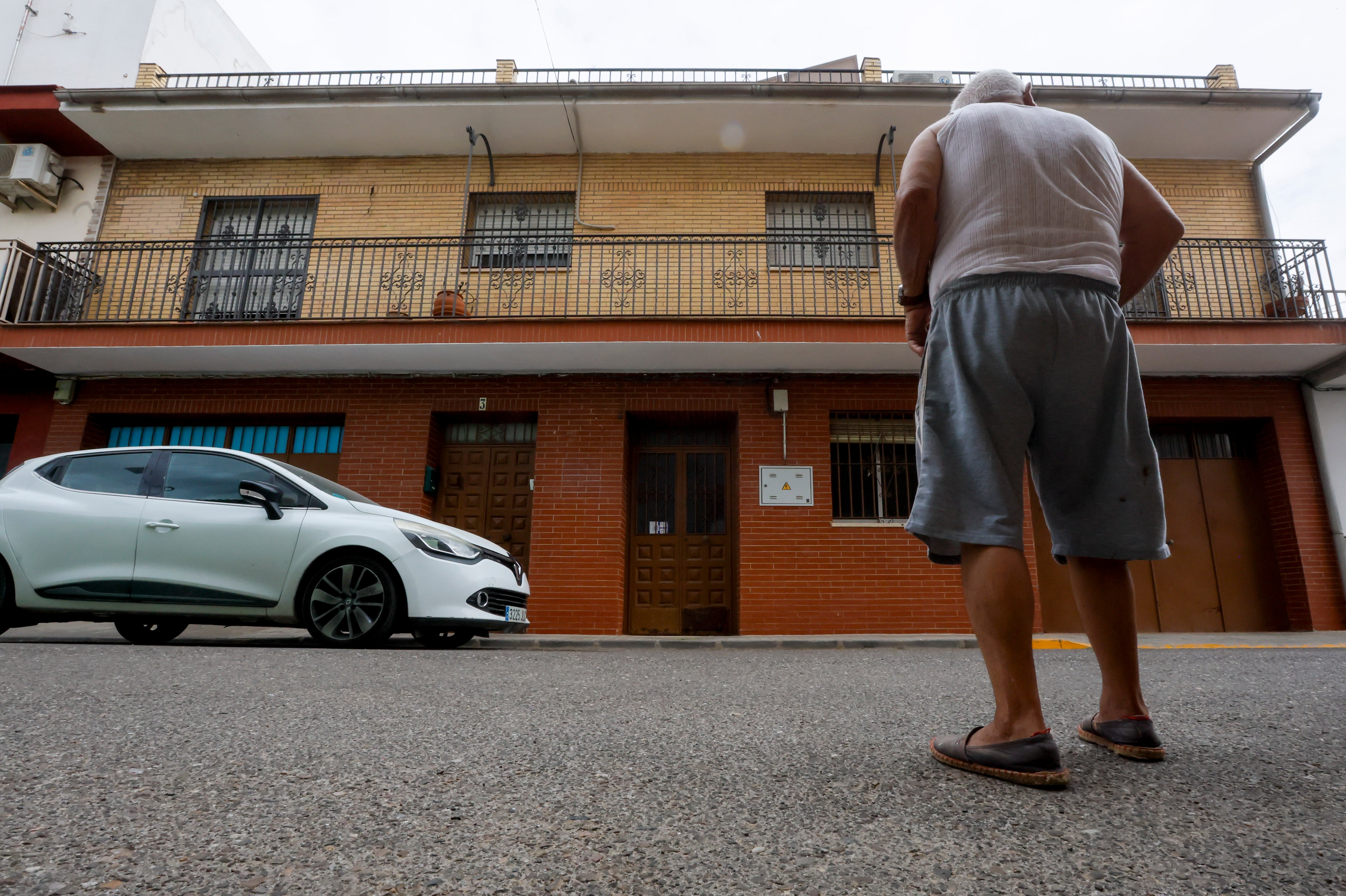 SEVILLA, 07/09/2025.- La Policía Nacional ha detenido a un hombre por la muerte de una mujer, cuyo cadáver ha sido hallado este domingo en el barrio de Valdezorras de Sevilla, un crimen que se investiga como un posible caso de violencia machista, según han informado a EFE fuentes cercanas a la investigación. EFE/ José Manuel Vidal
