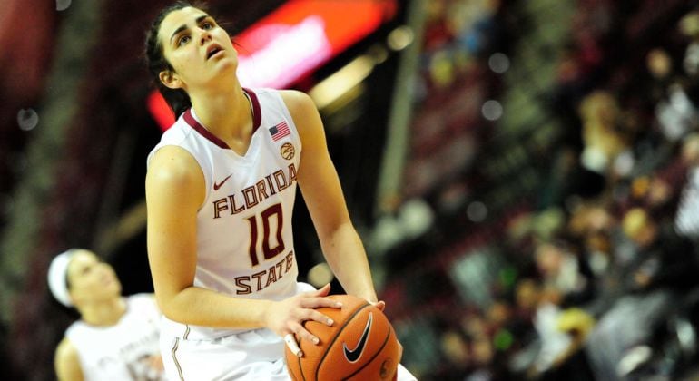 Leti Romero lanza un tiro libre en la NCAA