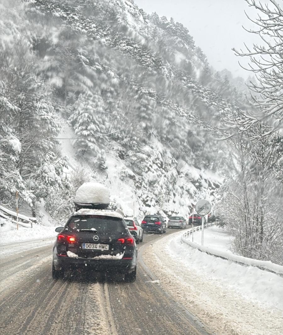 Acceso a las nueve a pistas en el valle del Aragón