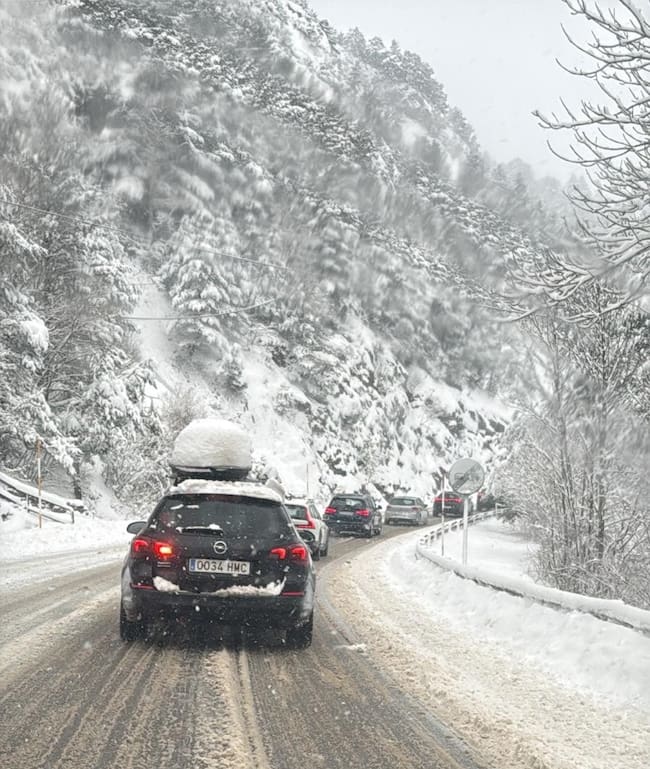 Acceso a las nueve a pistas en el valle del Aragón