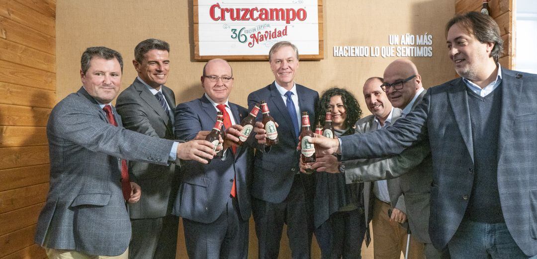 Foto de familia en la presentación de la XXXVI Cerveza Especial Navidad de Cruzcampo.