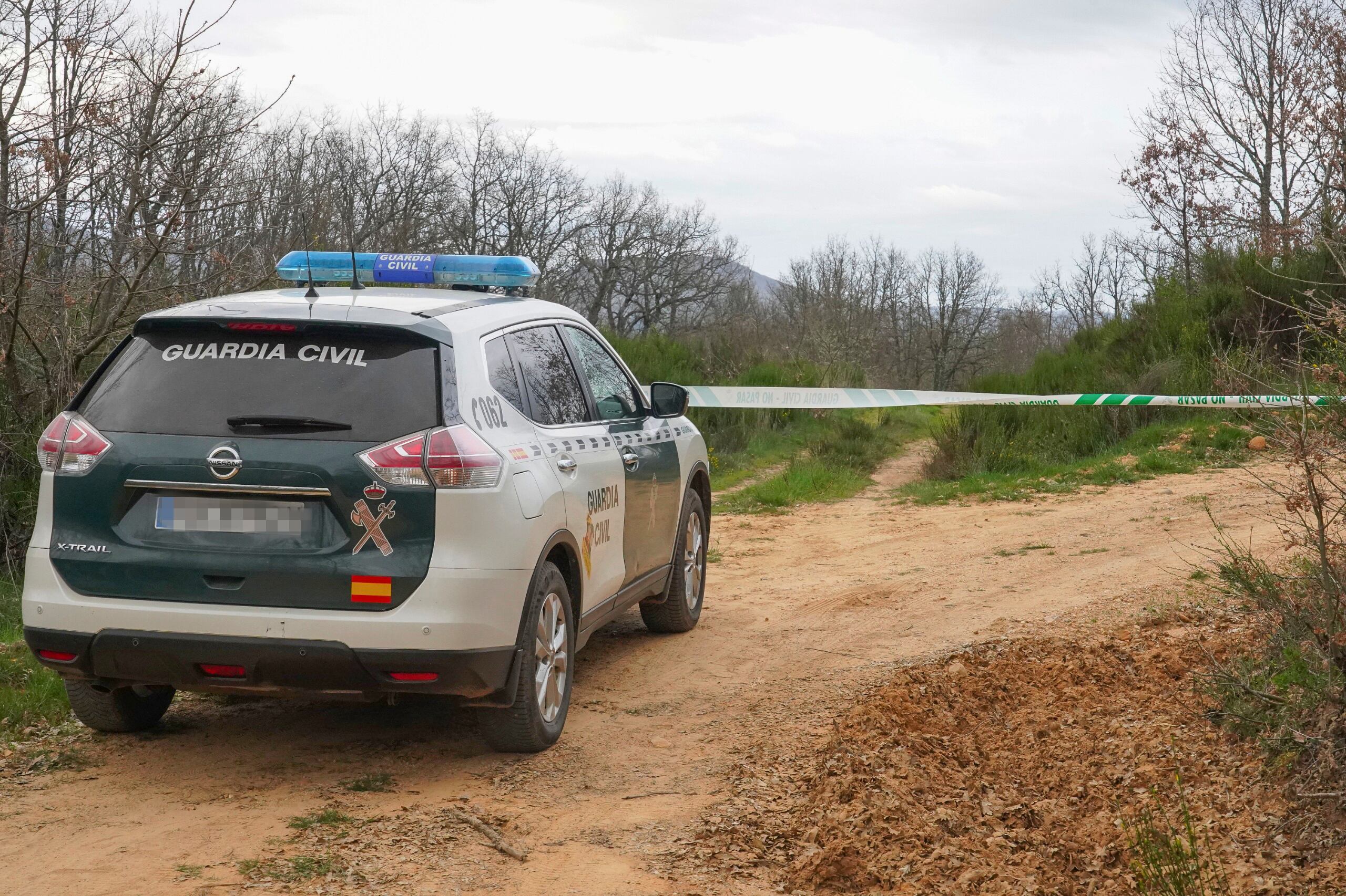 SORRIBOS DE ALBA (LEÓN), 30/04/2025.- Un hombre ha confesado este miércoles en el cuartel de la Guardia Civil de Armunia (León) que ha matado a otro, tras lo que los agentes han hallado el cadáver y han detenido al supuesto autor del crimen, han informado fuentes de la Subdelegación del Gobierno. El cuerpo sin vida ha sido encontrado esta tarde en Sorribos de Alba, perteneciente al municipio de La Robla (León), y la investigación se encuentra abierta para esclarecer los hechos, han precisado dichas fuentes. EFE/ J.casares