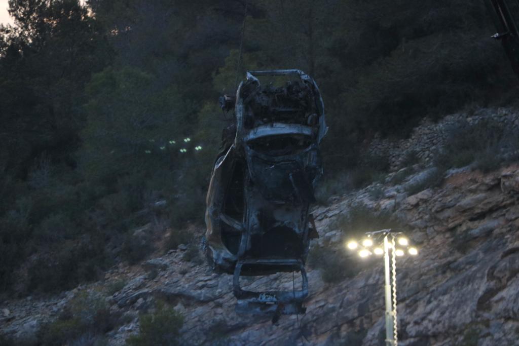 El coche calcinado por un accidente en Tarragona