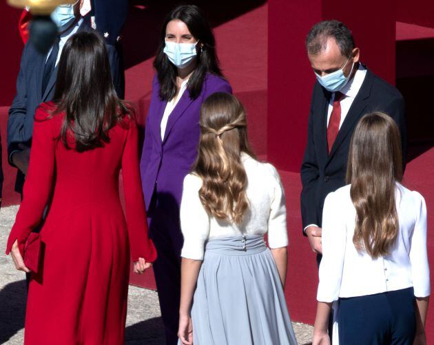 La Reina Letizia, la Princesa Leonor y la Infanta Sofía saludan a la ministra de Igualdad, Irene Montero