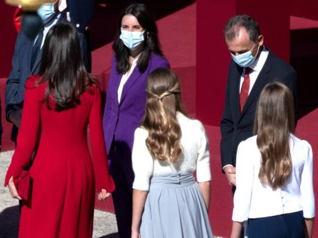La Reina Letizia, la Princesa Leonor y la Infanta Sofía saludan a la ministra de Igualdad, Irene Montero