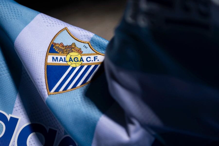 Escudo del Málaga CF en la primera equipación