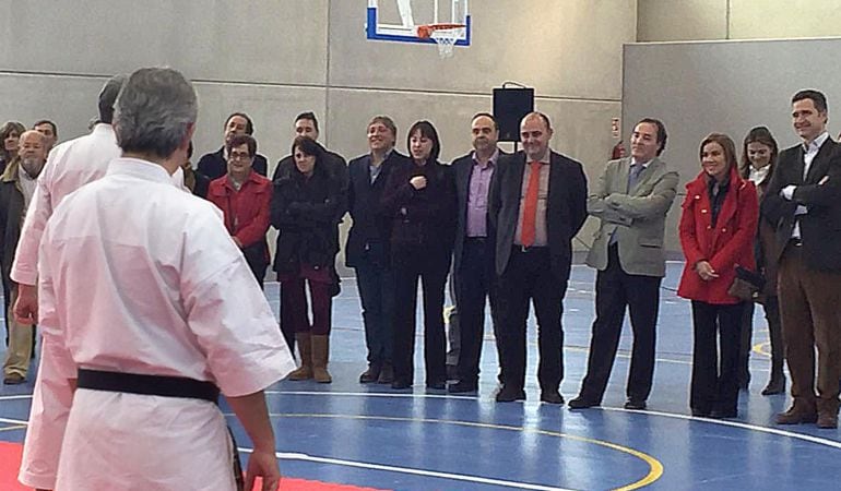 El alcalde de Buitrago, Ángel Martínez y el consejero de Administración Local, Jaime González Taboada han inaugurado el nuevo polideportivo