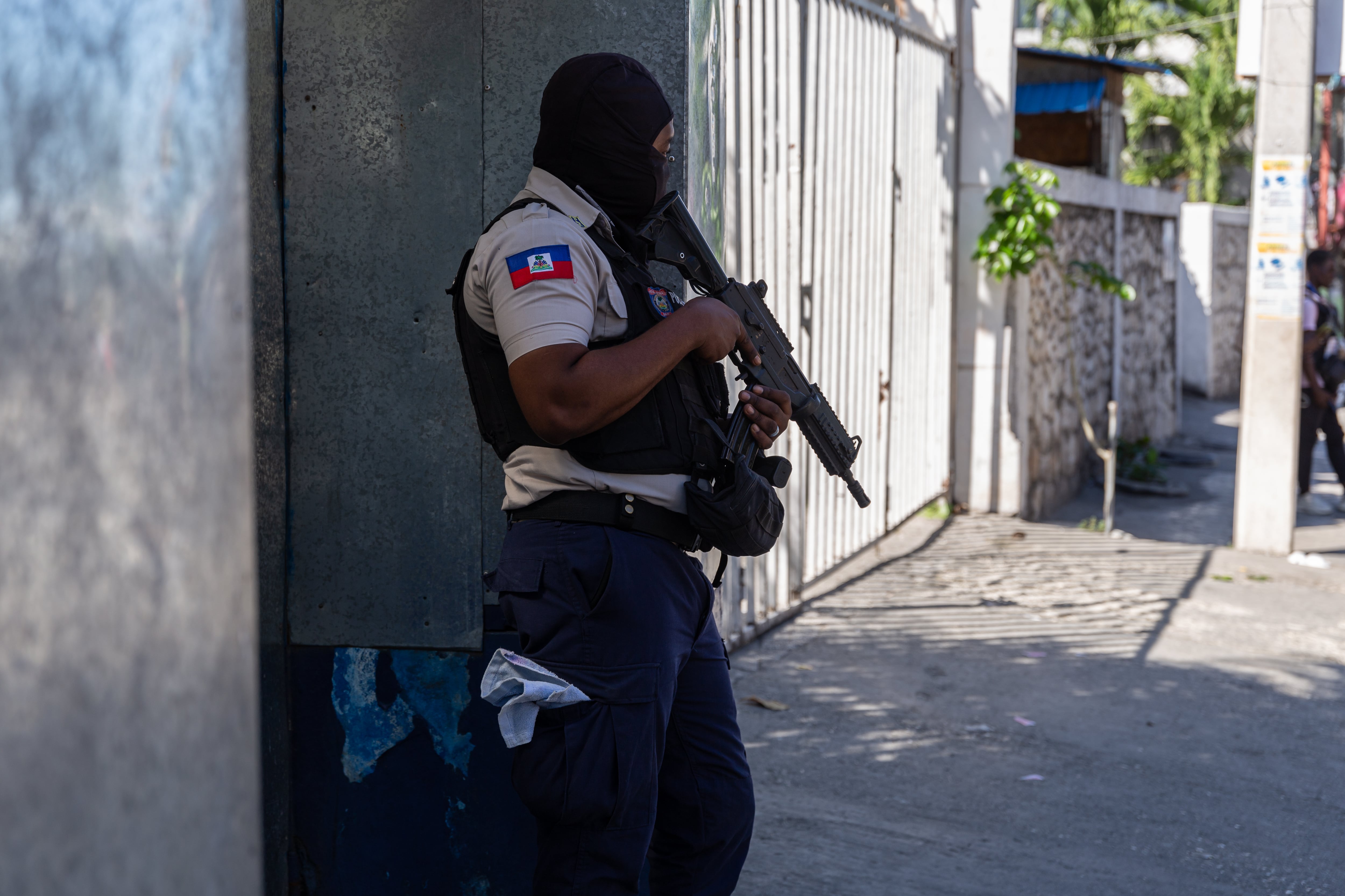 Imagen de archivo de un policía en Puerto Príncipe, Haití