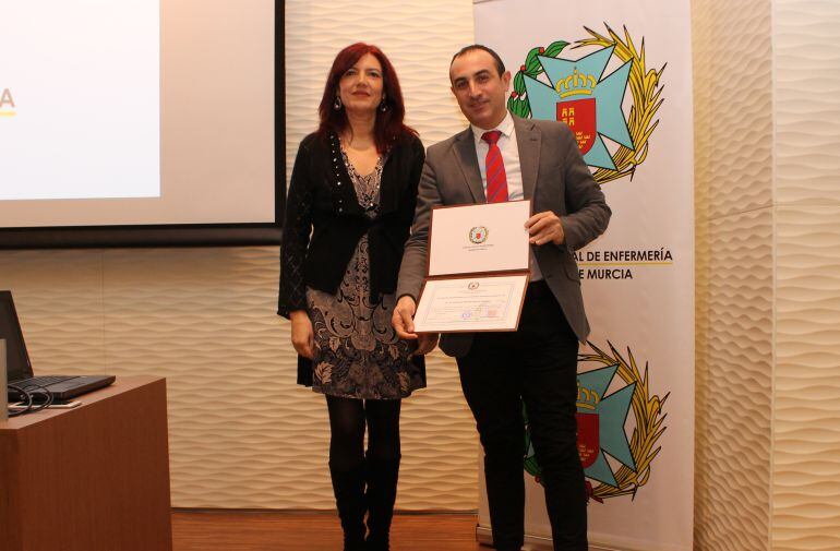 Antonio Rosa, antiguo director de Radio Ceuta y actual responsable de Radio Cartagena y Radio Lorca, recoge el premio en nombre de Antonio Martín, de la mano de Amelia Corominas, presidenta del Colegio de Enfermería de la Región de Murcia.
