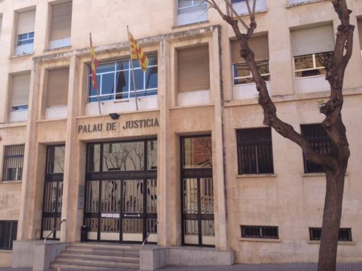 Citada a declarar per penjar una pancarta al balcó amb el lema "Police go home"