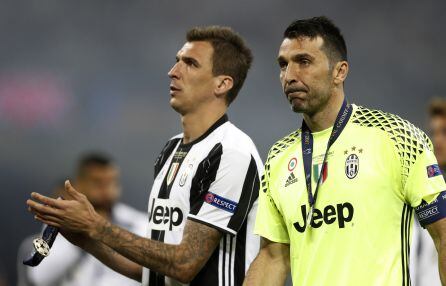 Mandzukic y Buffon cariacontecidos tras recibir las medallas de subcampeones