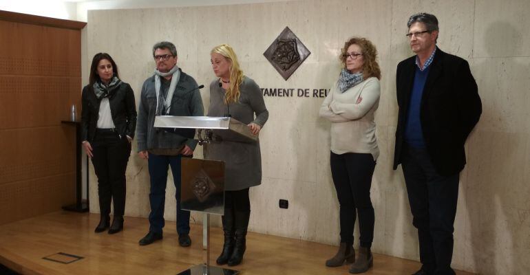 Al centre, la regidora de Projecció de Ciutat de Reus, Montserrat Caelles; acompanyada pels representants de diverses entitats econòmiques i comercials de la ciutat.