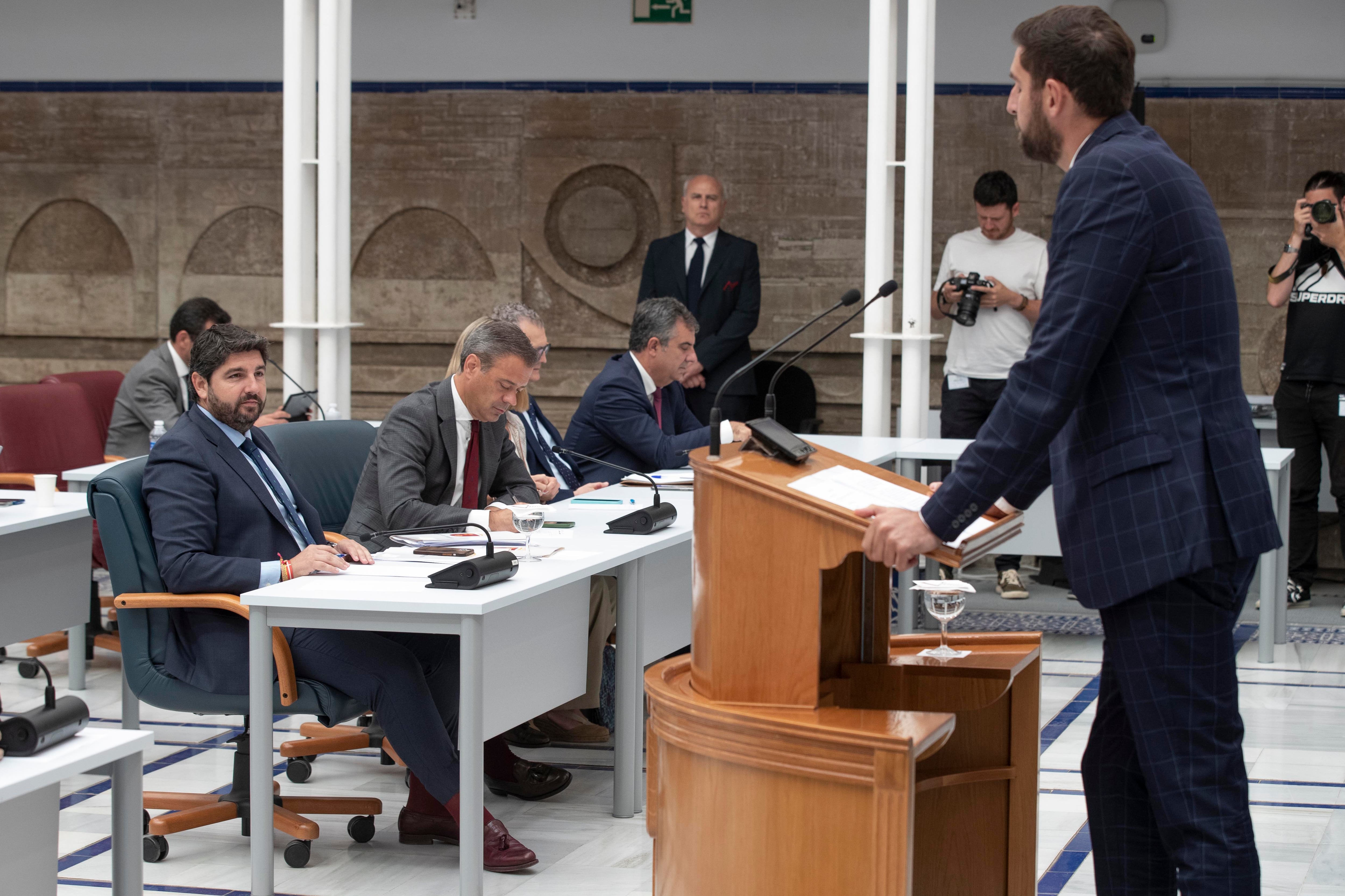 Fernando López Miras (PP) durante una sesión en la Asamblea Regional de Murcia en la que interviene José Ángel Antelo (Vox)