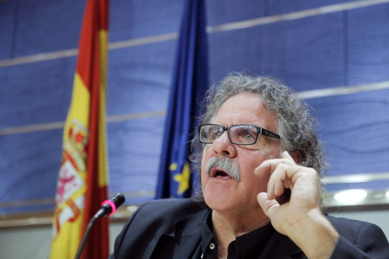 GRA037. MADRID, 04/11/2014.- El diputado de ERC Joan Tardà, durante la rueda de prensa que ha ofrecido hoy en el Congreso de los Diputados para la presentación de la enmienda a la totalidad con texto alternativo al Proyecto de Ley en materia de concesión de la nacionalidad española y la reforma del Código Civil. EFE/Emilio Naranjo