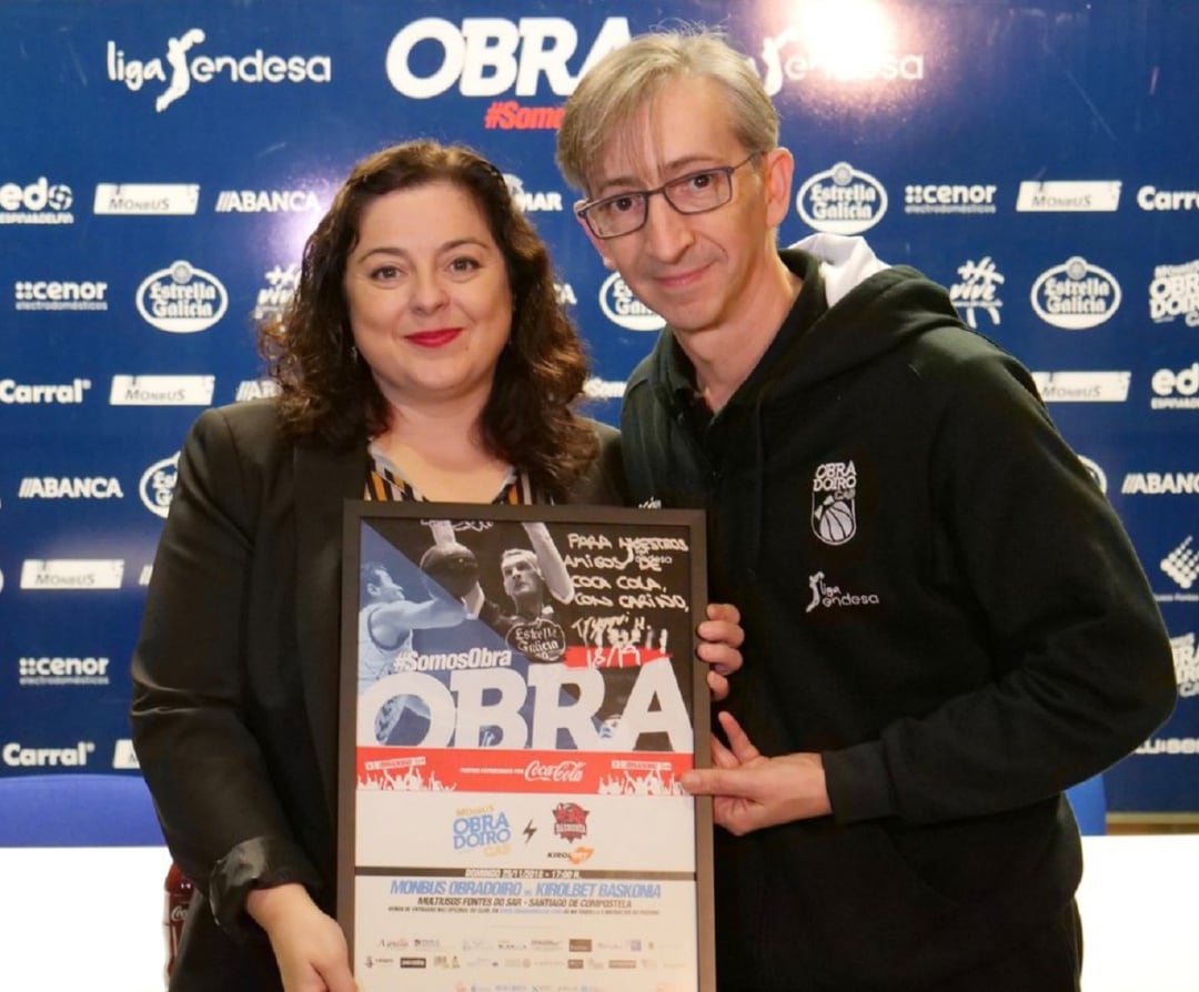 Silvia Rodríguez (Coca-Cola) y Moncho Fernández, en la presentación del partido patrocinado por la marca de refrescos