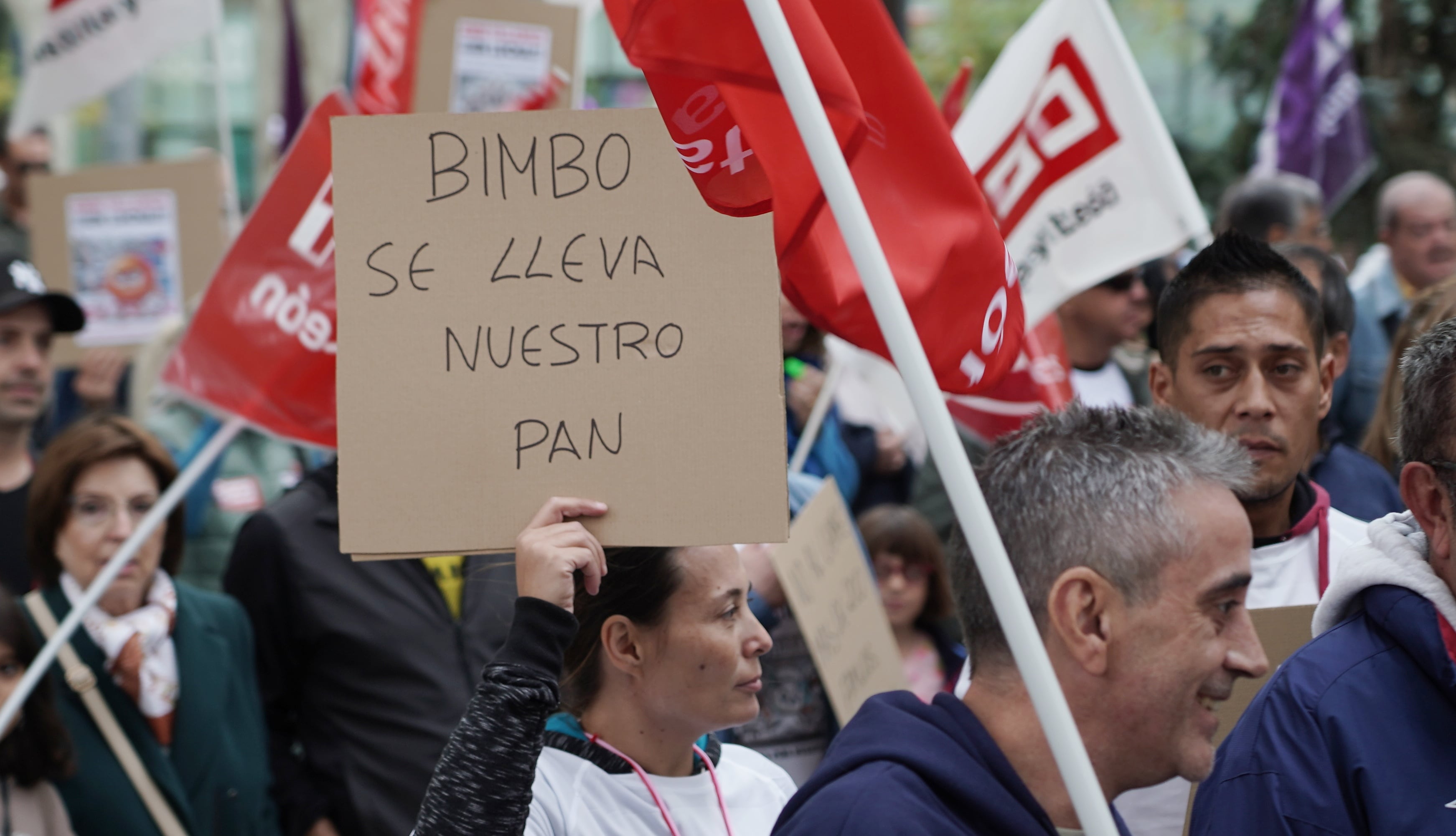 Cientos de personas participan en una manifestaci�n en defensa de la actividad en la planta de Bimbo