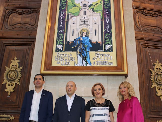 El alcalde, el autor del cartel, la presidenta de la Archicofradía y la concejal de Fiestas, junto a la obra