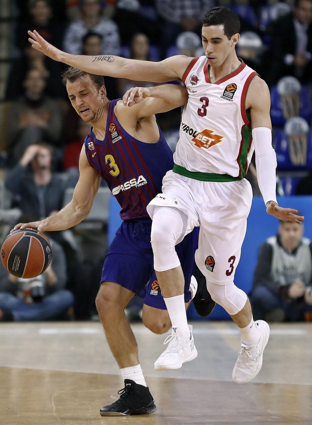 Luca Vildoza trata de frenar el avance de Kevin Pangos.