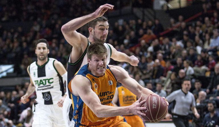 GRA251. VALENCIA, 30/12/2014. El ala pivot estadounidense del Valencia Basket, Luke Harangody, trata de superar el bloqueo del también ala pivot croata del Fiatc Joventut, Goran Suton, durante el partido correspondiente a la jornada 14 disputado esta noche en el pabellón de la Fuente de San Luis de Valencia. EFE/Manuel Bruque.