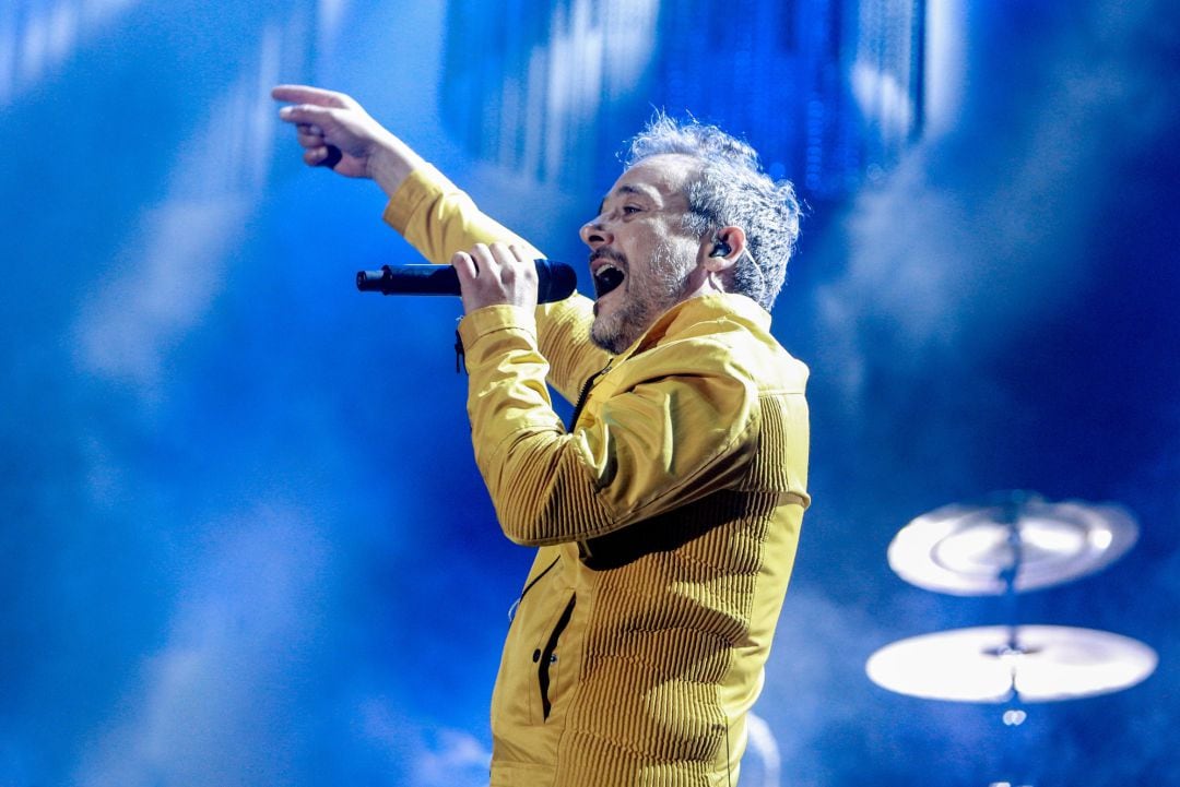 El cantante de Love Of Lesbian, Santi Balmes, sobre el escenario durante la tercera jornada del festival de música Sonorama Ribera 2019 en Aranda de Duero (Burgos).