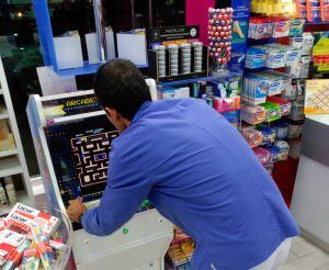 Máquina de Arcade en la farmacia &#039;Paz y Mar&#039; en la calle de Puentedey.