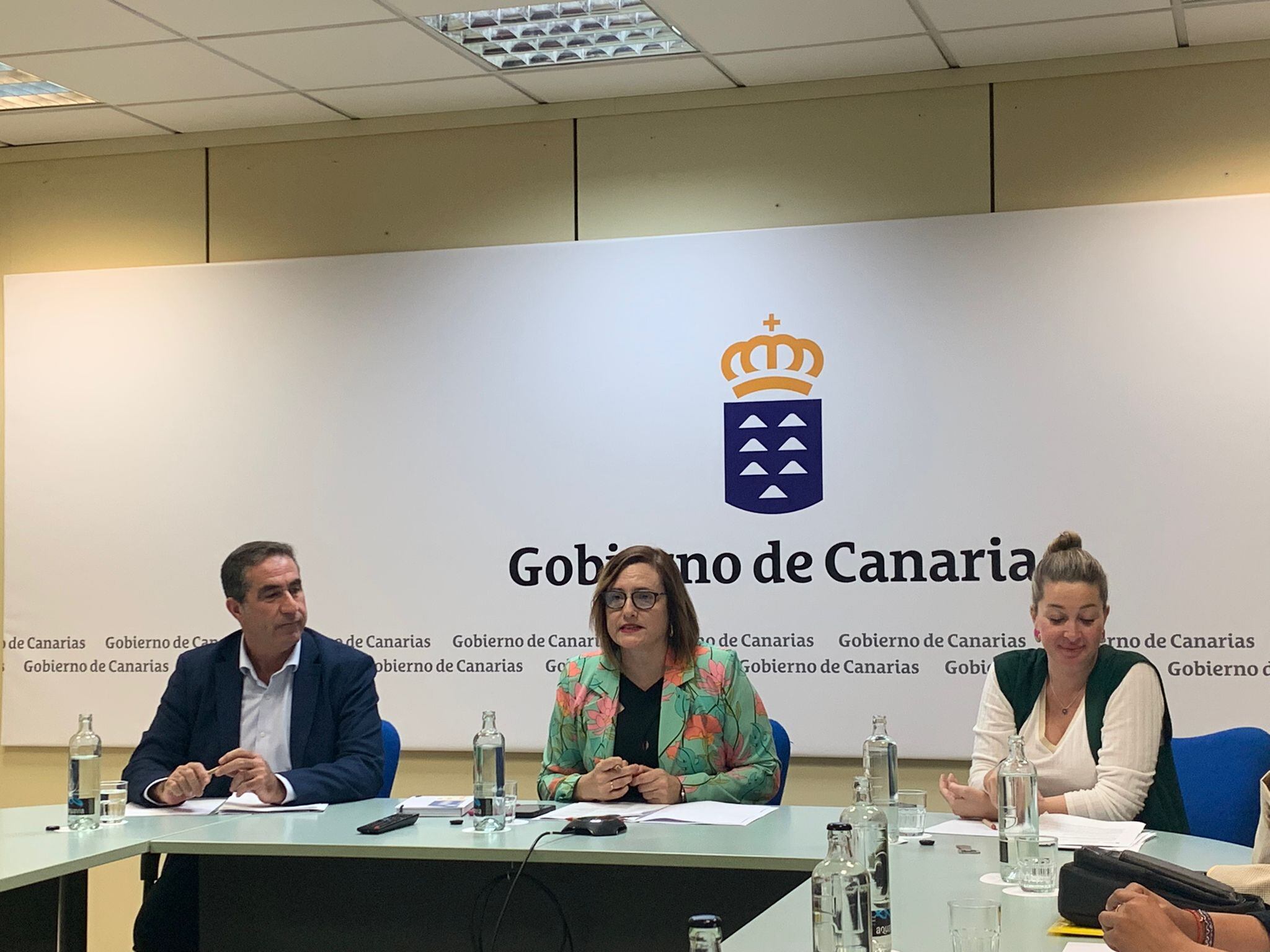 Francis Candil (i), Candelaria Delgado (c) y Verónica Messeguer (d) presidieron la primera reunión tras la reactivación del Consejo de los Mayores