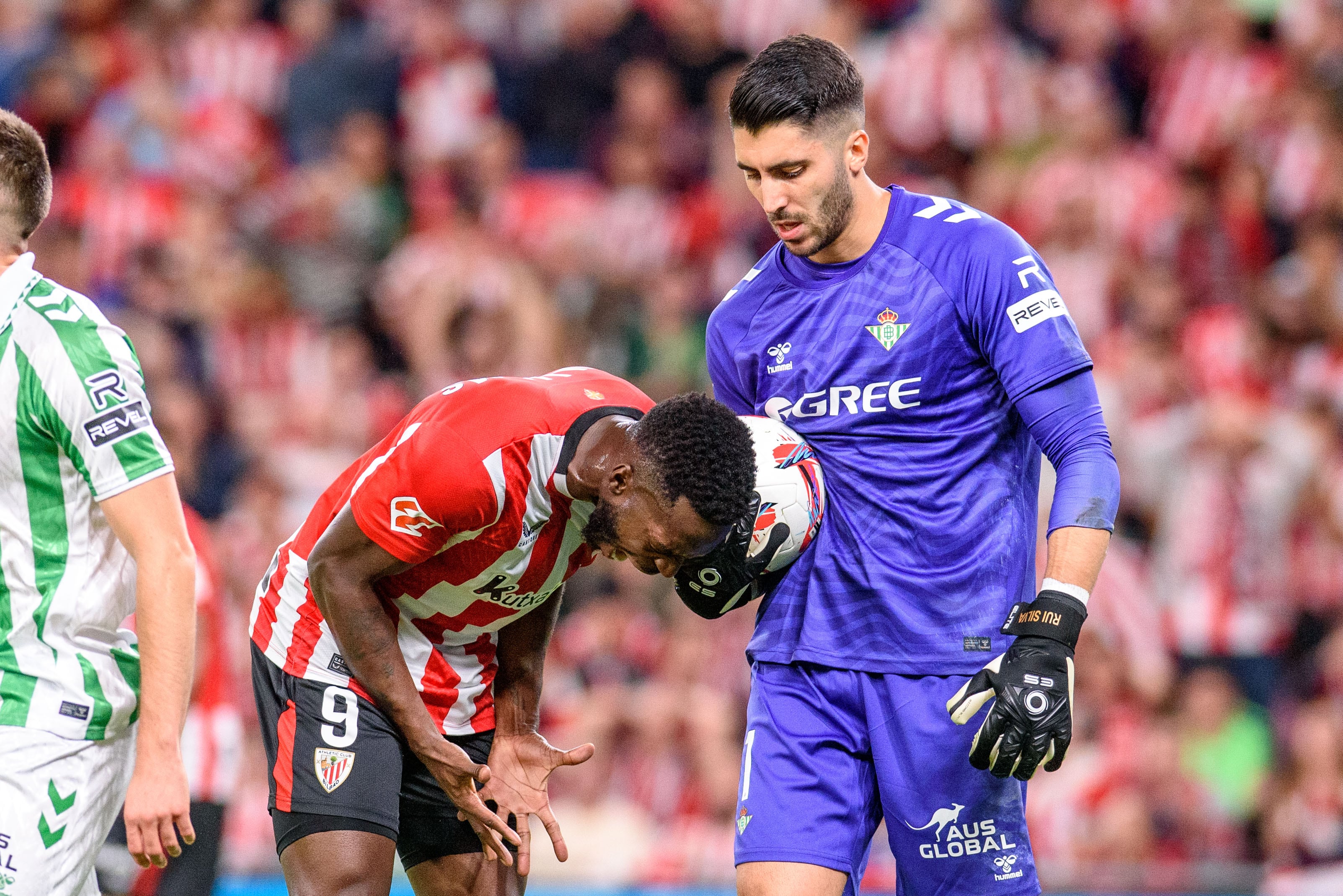 Bilbao, 03/11/2024.- El delantero del Athletic Club, Iñaki Williams (i), se lamenta de una ocasión fallada ante el guardameta portugués del Betis, Rui Silva, durante el encuentro correspondiente a la jornada 12 de Laliga EA Sports que disputan hoy domingo Athletic Club y Betis en el estadio de San Mamés, en Bilbao. EFE/Javier Zorrilla.
