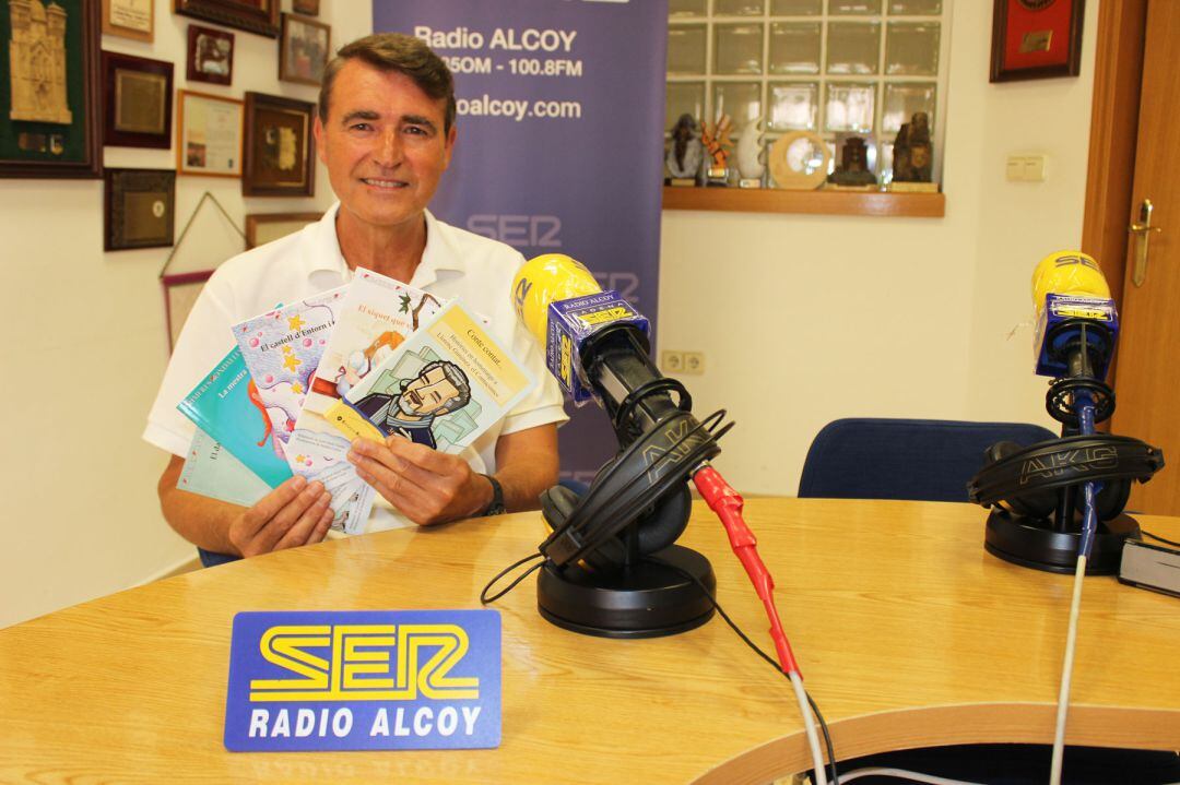 Jordi Raül Verdú mostra els exemplars de les quatre rondalles més el llibre dedicat a Llorenç Giménez