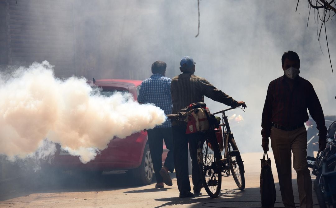 Un trabajador fumiga las calles de Nueva Delhi para prevenir brotes de dengue, malaria y chikungunya, en septiembre de 2020.