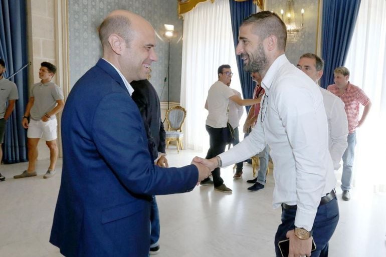 Portillo de da la mano a Echávarri, en el Ayuntamiento de Alicante