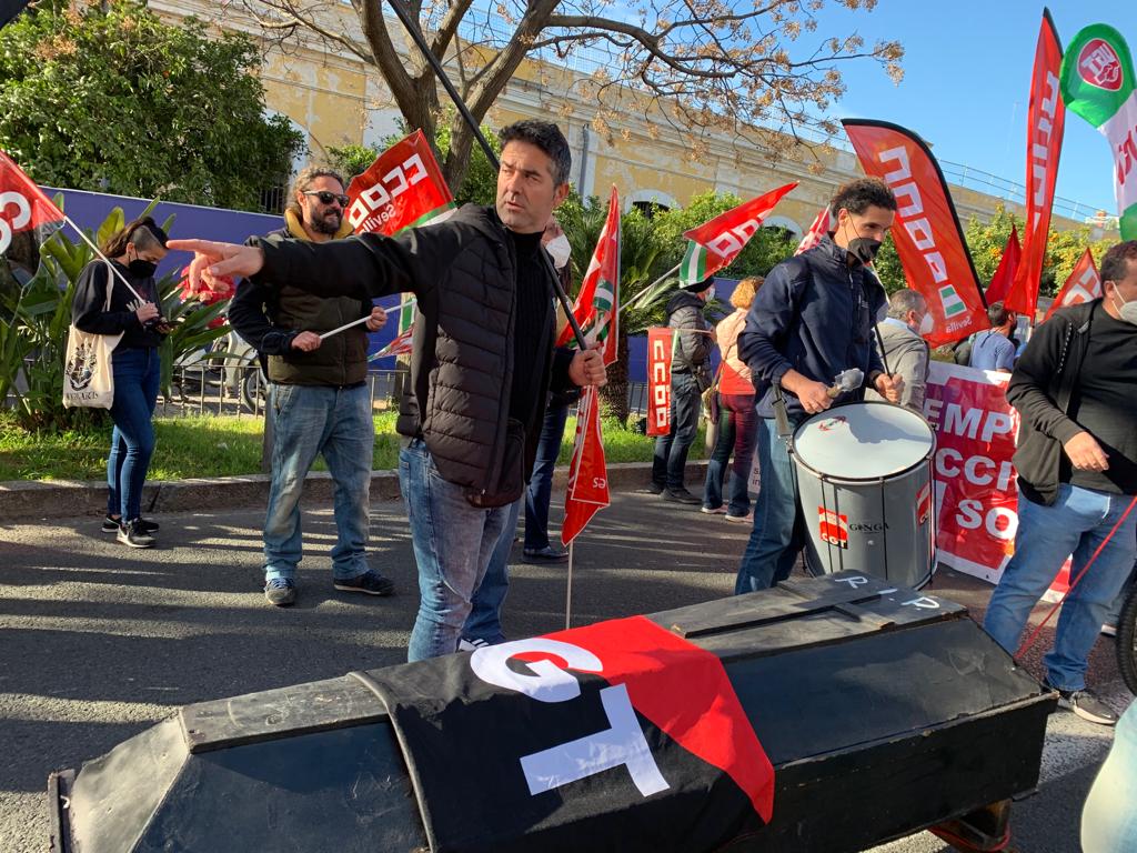 Los trabajadores de Santa Bárbara han denunciado la muerte de la planta sevillana con un ataúd