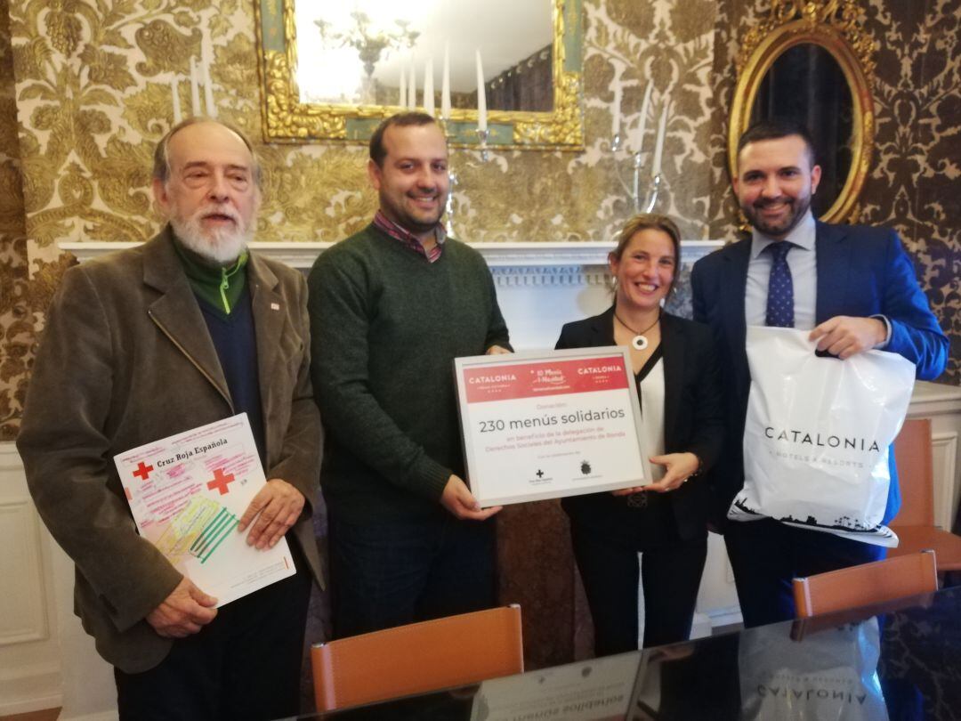 Los directores de los hoteles rondeños de la cadena han presentado la acción solidaria junto al delegado municipal de Derechos Sociales y el presidente de Cruz Roja en Ronda