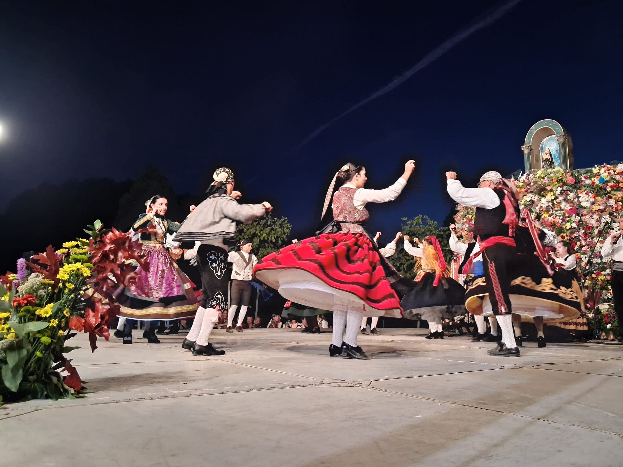 Grupo de Jotas Alquería en la ofrenda de flores a la Virgen de las Viñas 2025
