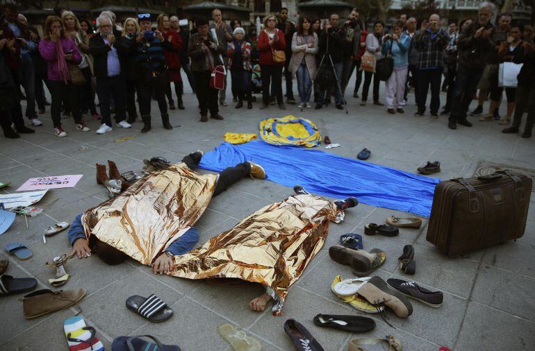 Un momento de una representación en Valencia durante la concentración de vigilia de 24 horas convocada por diversos colectivos bajo el lema &quot;Toma la plaza por las personas refugiadas&quot;, que se celebra en varias ciudadaes españolas