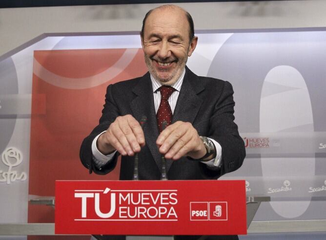 El líder del PSOE, Alfredo Pérez Rubalcaba, durante la rueda de prensa posterior a la reunión de coordinadores de la campaña electoral del PSOE para los comicios del 25 de mayo.