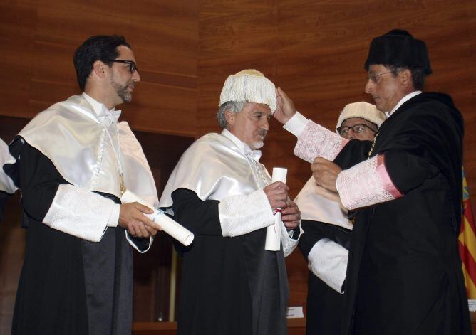 El Rector de la UMH, Jesús Pastor, inviste Doctor Honoris Causa al maestro pastelero Paco Torreblanca, proclamado repostero del año en Europa en 1990, y al chef con tres estrellas Michelín, Quique Dacosta (i).