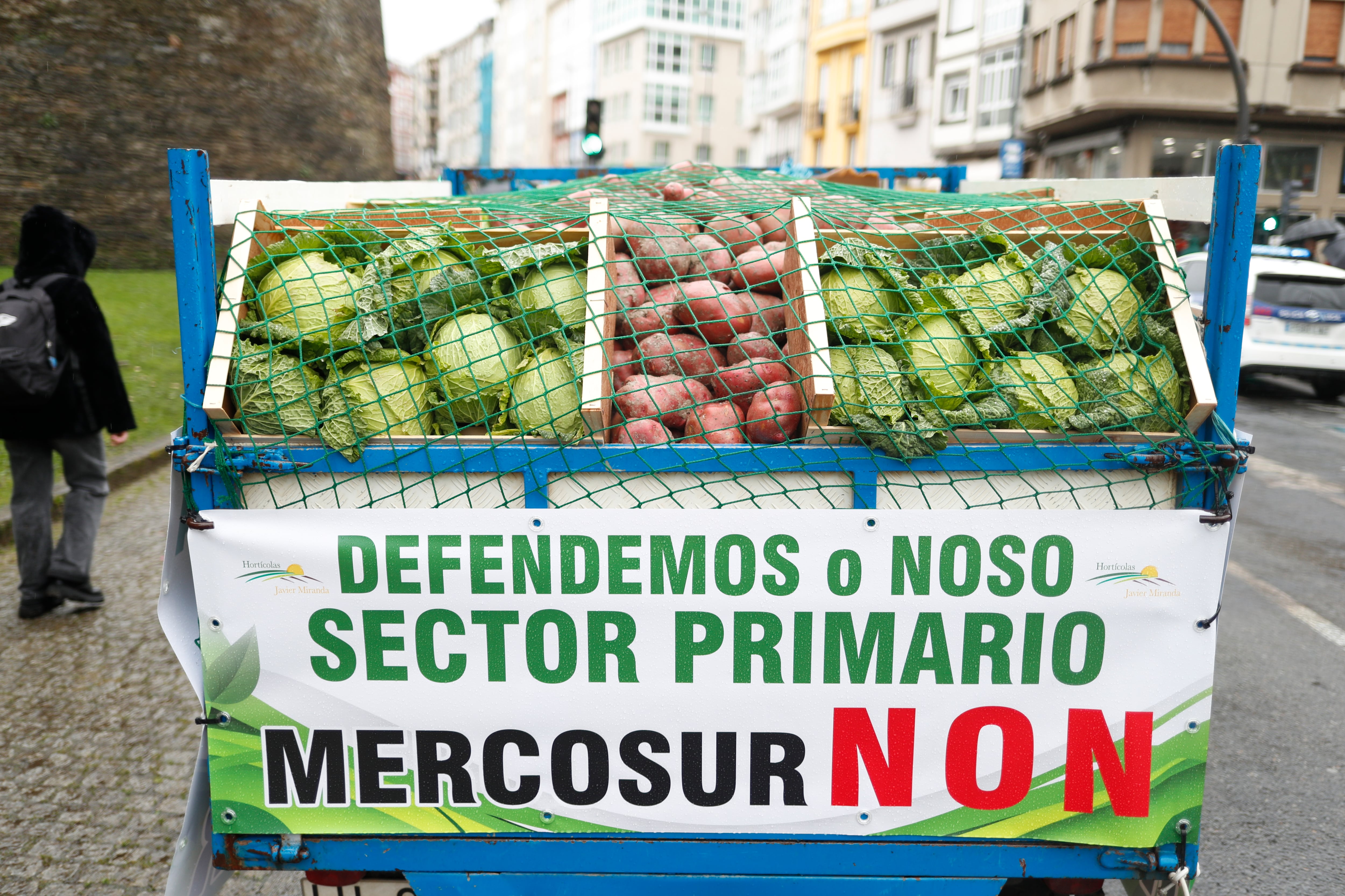LUGO, 15/01/2026.- Varios alimentos son vistos durante las protestas de los ganaderos en Lugo contra el acuerdo comercial entre la Unión Europea y Mercosur en Lugo, este jueves. Representantes de las dos organizaciones que han convocado las protestas de los ganaderos en Lugo, se reunirán este mediodía con la conselleira do Medio Rural, María José Gómez, tras una noche en la que un grupo de productores ha montado guardia en la Ronda da Muralla y ha quemado rollos de hierba seca. EFE/ Pedro Eliseo Agrelo Trigo