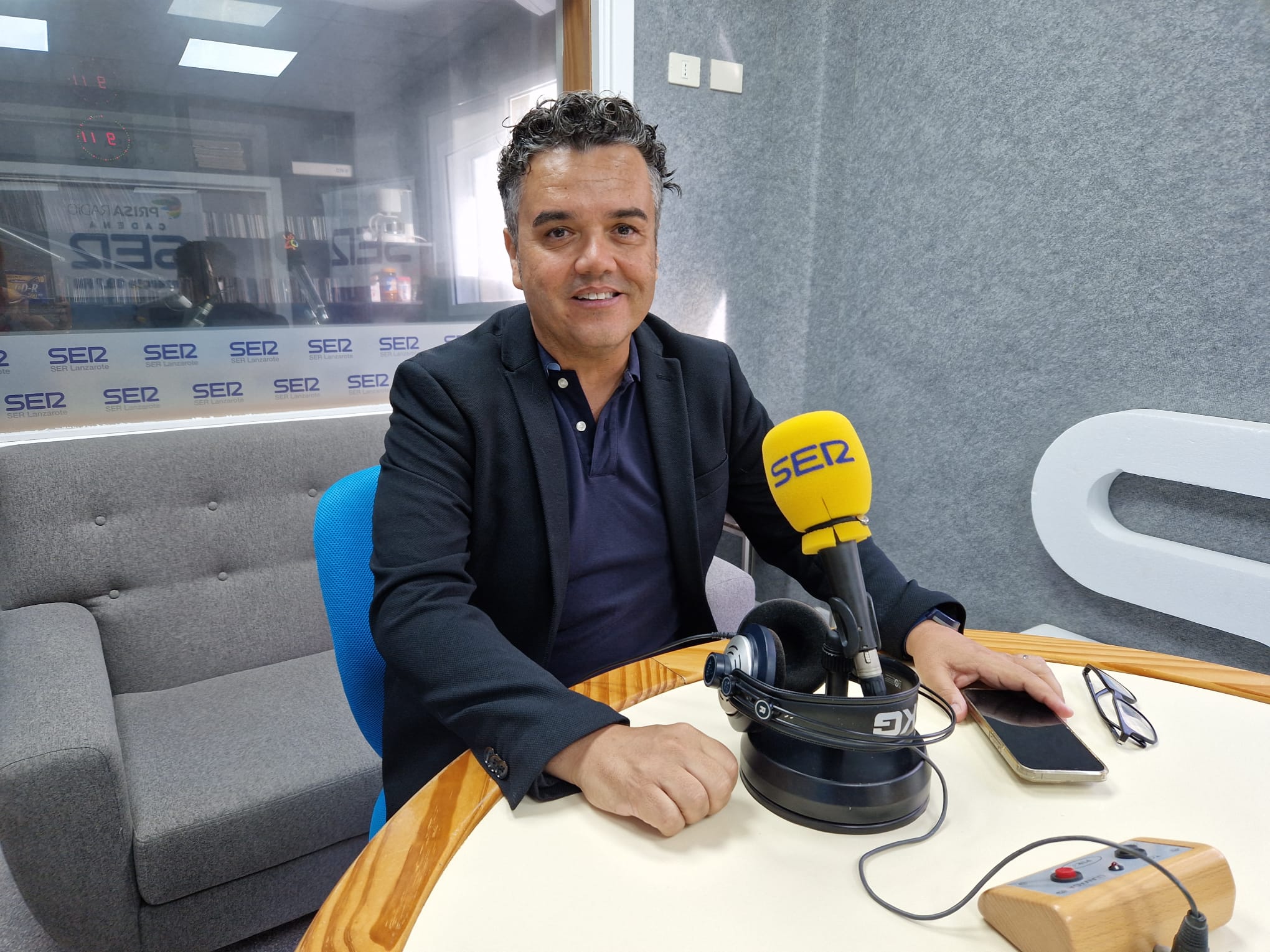 Armando Santana en los estudios de SER Lanzarote.