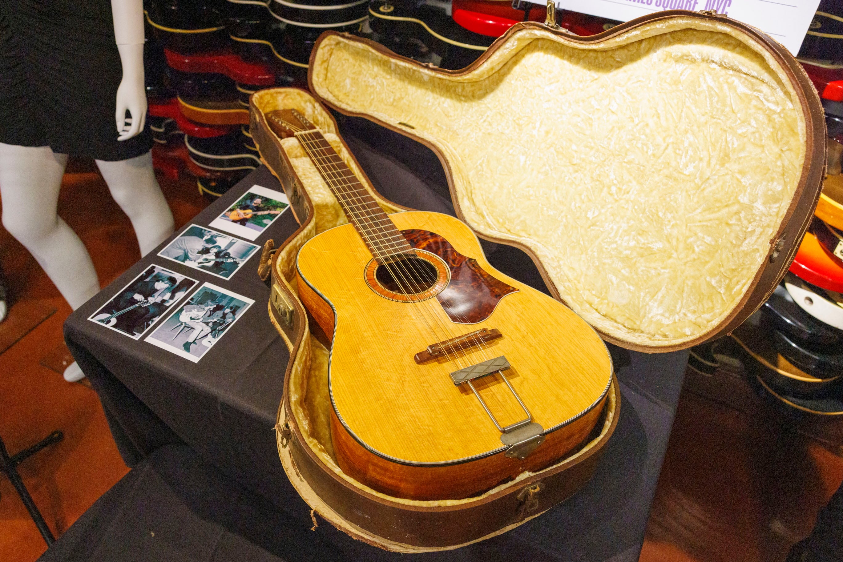 Guitarra subastada. (Nueva York) EFE/EPA/SARAH YENESEL