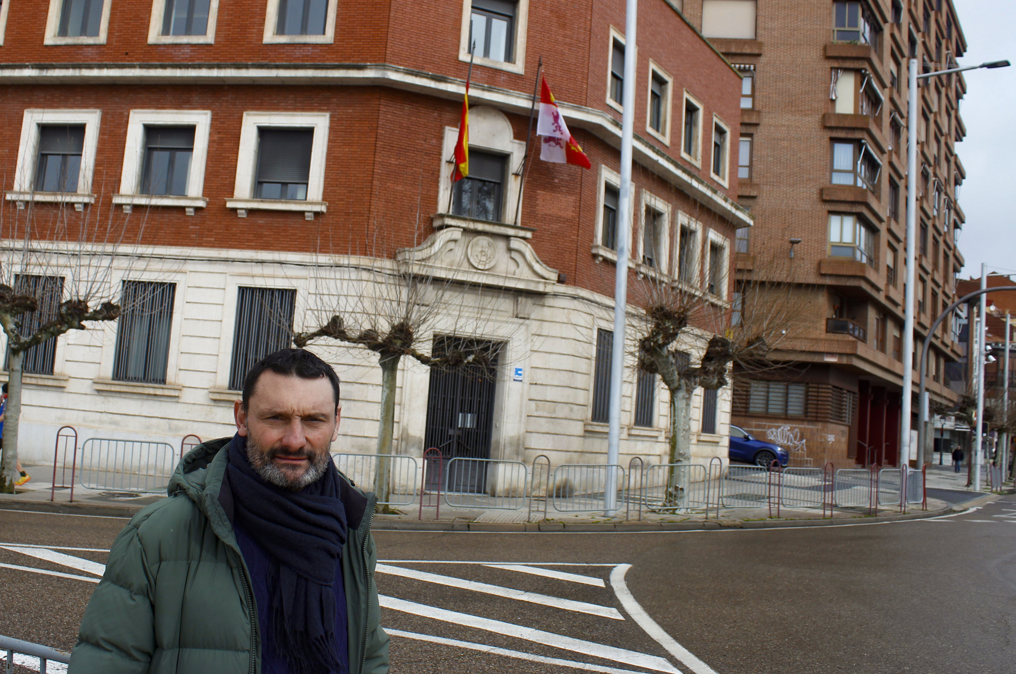 El candidato de ¡Vamos Palencia! en las proximidades de la dirección provincial de Educación