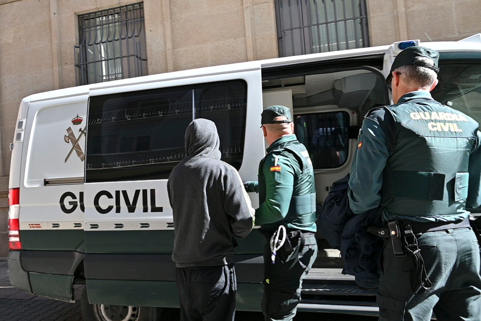 La Guardia Civil escolta al interior del Juzgado de Guardia a uno de los dos hermanos arrestados por agredir sexualmente, atar y amordazar a una joven a la que tuvieron retenida durante el fin de semana en su domicilio de Autilla del Pino (Palencia), este miércoles. EFE/ Almudena Álvarez